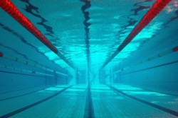 W basenie sportowym - widok pod wodą na część płytką