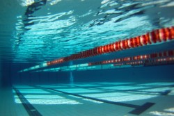 W basenie sportowym - widok podwodny na część głęboką