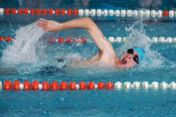 W basenie sportowym - widok chłopaka płynącego kraulem