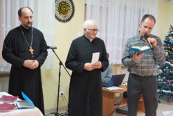 Od lewej strony stoją obok siebie: duchowny prawosławny, duchowny katolicki i terapełta czytający Pismo Święte.