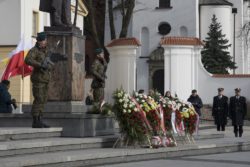 Warta honorowa i wieńce przed pomnikiem Józefa Piłsudskiego.