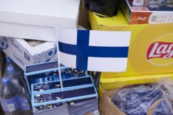 Różnokolorowe pudełka i flaga Finlandii.