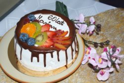 Kolorowy tort z napisem sześćdziesiąt lat Marian.