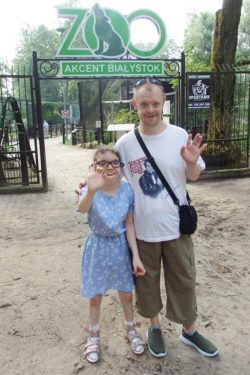 Dziewczynka i chłopiec przed wejściem do zoo.