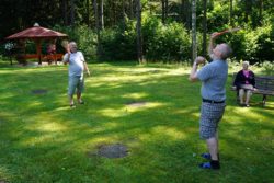 Dwaj mężczyźni grający w badmintona na trawniku.
