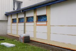 Malowanie ściany budynku.