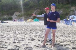Dwaj mężczyźni stojący na plaży.