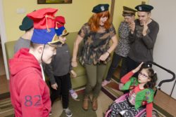 Chłopcy i dziewczynki w kolorowych wojskowych czapkach.