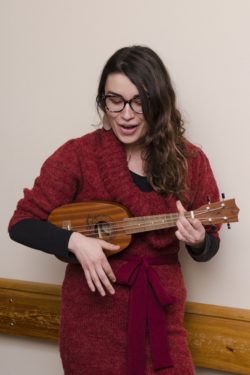Kobieta grająca na ukulele.