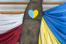 Niebiesko-żółte serce przyklejone do dekoracji w barwach Polski i Ukrainy.