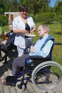 Dwie kobiety, jedna z nich siedzi na wózku inwalidzkim.