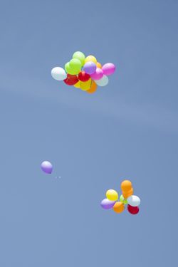 Unoszące się na niebie kolorowe balony.