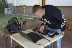 DJ Marcin przy konsoli.