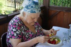 Kobieta robiąca szaszłyk owocowy.