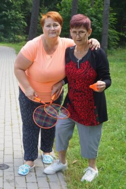 Dwie kobiety z rakietami do badmintona.