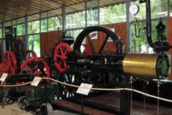 Maszyny rolnicze na wystawie w muzeum.