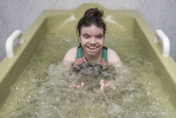 Dziewczynka w trakcie kąpieli w wannie z hydromasażem.
