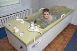 Chłopiec w trakcie kąpieli w wannie z hydromasażem.