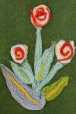 Praca wykonana z filcu przedstawiająca kwiaty.