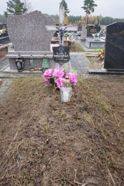 Uporządkowany grób na cmentarzu.