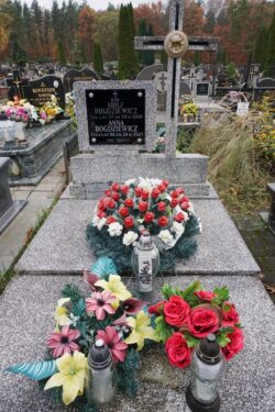 Uporządkowany grób na cmentarzu.