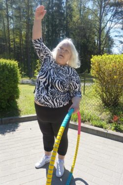 Kobieta ćwicząca z kołem hula hop. 
