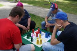 Cztery osoby grające w grę planszową. 