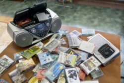 Magnetofon i kasety leżące na stole.