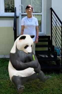 Kobieta stojąca obok pandy.