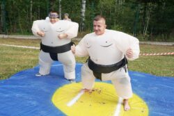 Dwaj mężczyźni przebrani w stroje zapaśników sumo.