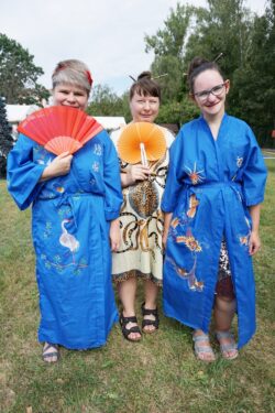 Trzy kobiety w kolorowych kimonach.