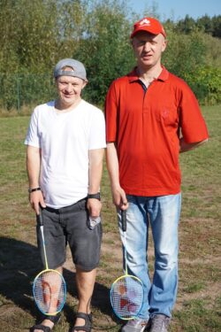 Dwóch mężczyzn z rakietami do badmintona w rękach.